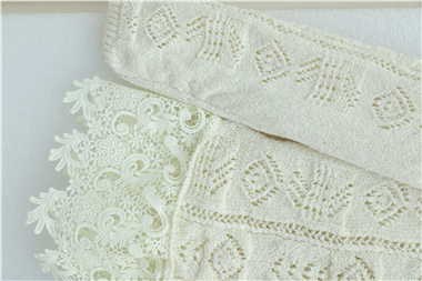 Eteği Dantelli Desenli Düğmeli Triko Hırka -Ekru