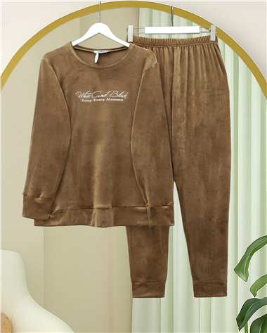 Kabartma Yazılı Fransız Kadife Pijama Takımı -Tarçın
