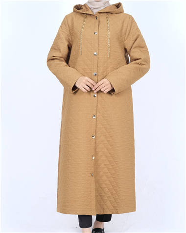 Kapşonlu Zincir Detaylı Düğmeli Kapitone Kap -Tarçın