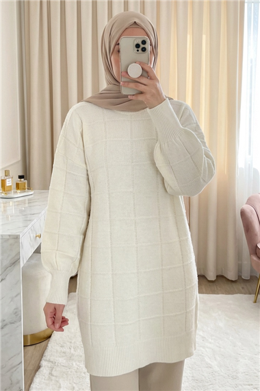 Kare Desenli Yırtmaçlı Yumoş Triko Tunik   -Krem