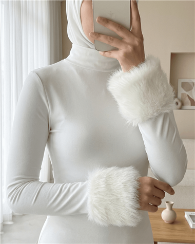Kolu Kürklü Yarım Boğazlı Çıtçıtlı Zıbın Bluz -Beyaz