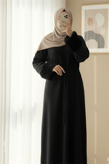 Kolu Tüylu Beli Bağlamalı Uzun Selanik Elbise -Siyah
