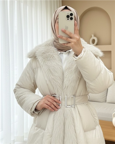 Kürk Detaylı Kemerli Cepli Şişme Mont -Krem