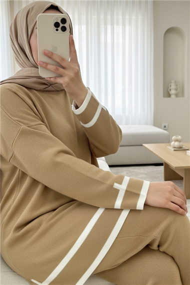 طقم تريكو مزدوج بأساور مخططة - أسمر ضارب للصفرة