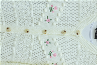 Önü Çiçek Nakışlı Ponponlu Düğmeli Triko Hırka -Ekru