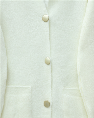 Önü Düğmeli Çift Cepli Yumoş Triko Hırka -Beyaz