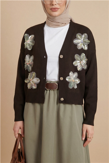 Önü Pul Ve Çiçek Detaylı Düğmeli Triko Hırka  -Kahve