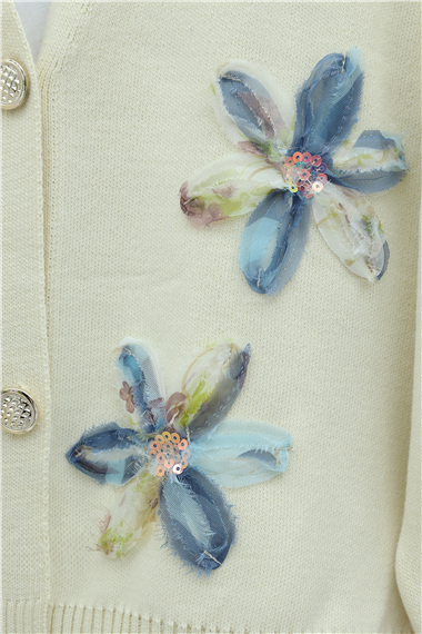 Önü Pul Ve Çiçek Detaylı Düğmeli Triko Hırka  -Krem