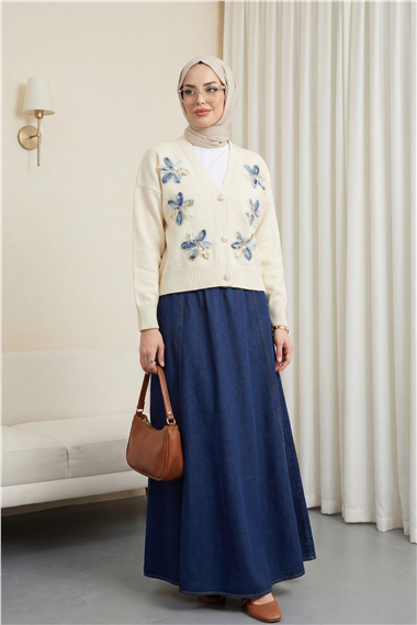 Önü Pul Ve Çiçek Detaylı Düğmeli Triko Hırka  -Krem