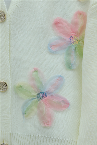 Önü Pul Ve Çiçek Detaylı Düğmeli Triko Hırka  -Ekru