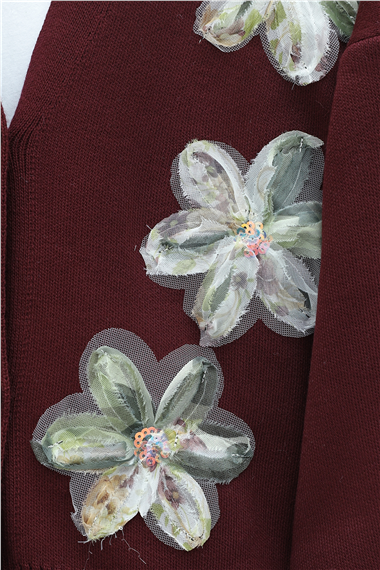 Önü Pul Ve Çiçek Detaylı Düğmeli Triko Hırka  -Bordo