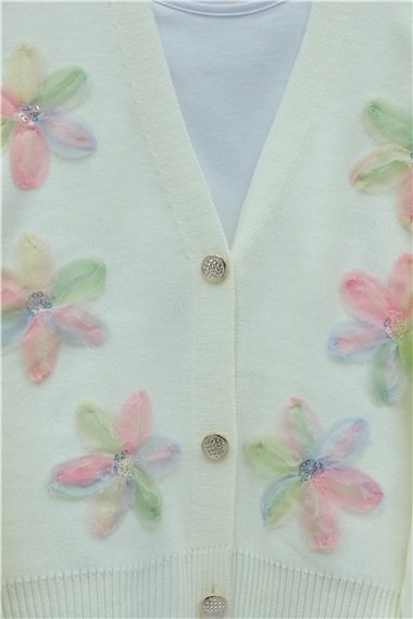 Önü Pul Ve Çiçek Detaylı Düğmeli Triko Hırka  -Ekru