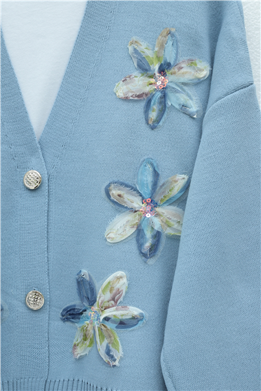 Önü Pul Ve Çiçek Detaylı Düğmeli Triko Hırka  -Mavi