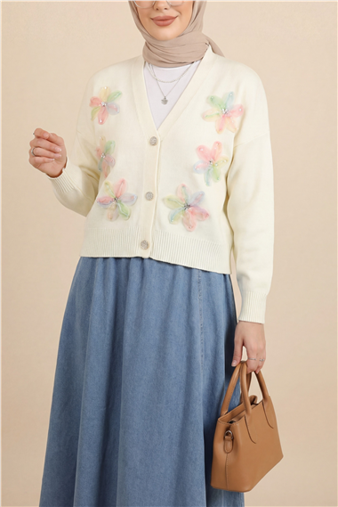 Önü Pul Ve Çiçek Detaylı Düğmeli Triko Hırka  -Ekru