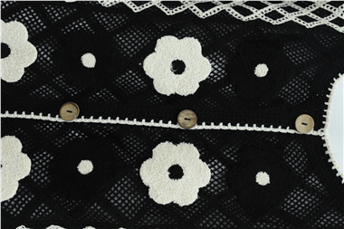 Papatya Detaylı Desenli Önü Düğmeli Ajurlu Triko Hırka -Siyah