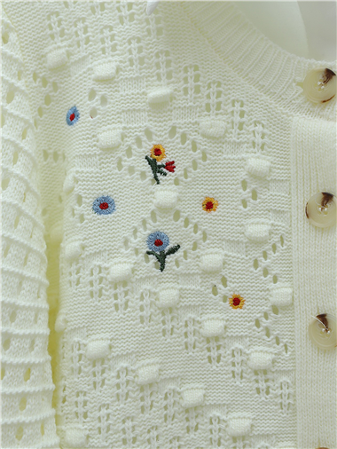 Ponponlu Yuvarlak Yaka Düğmeli Triko Hırka -Ekru