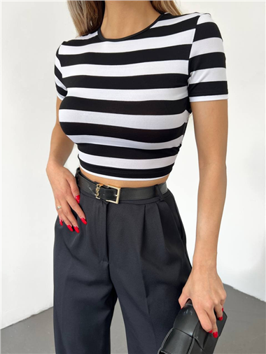 Sırt Dekolteli Kemer Detaylı Crop Tişort -Siyah