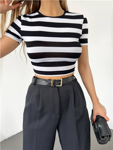 Sırt Dekolteli Kemer Detaylı Crop Tişort -Siyah