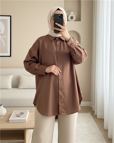 قميص جلدي بجيب واحد وقصة بيضاوية - بني