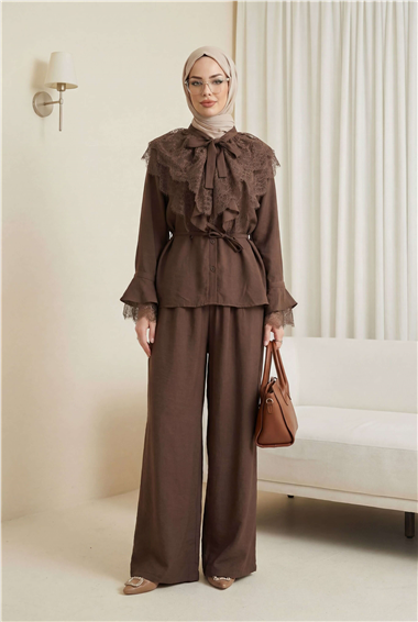 Yakası Bağlamalı Dantelli Fırfırlı Kemerli Pantolonu Astarlı Cupra Takım  -Kahve
