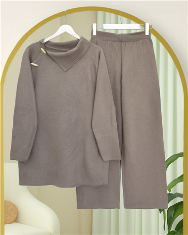Yakası Çapraz Düğmeli Yarım Boğazlı Triko Takım -Toprak