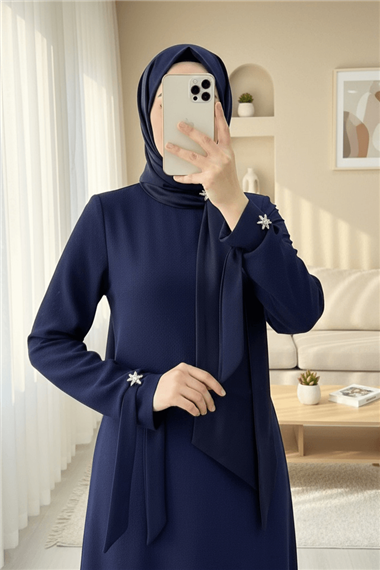 Yakası Fularlı Broş Detaylı Kolu Bağcıklı Krep Elbise -Laci