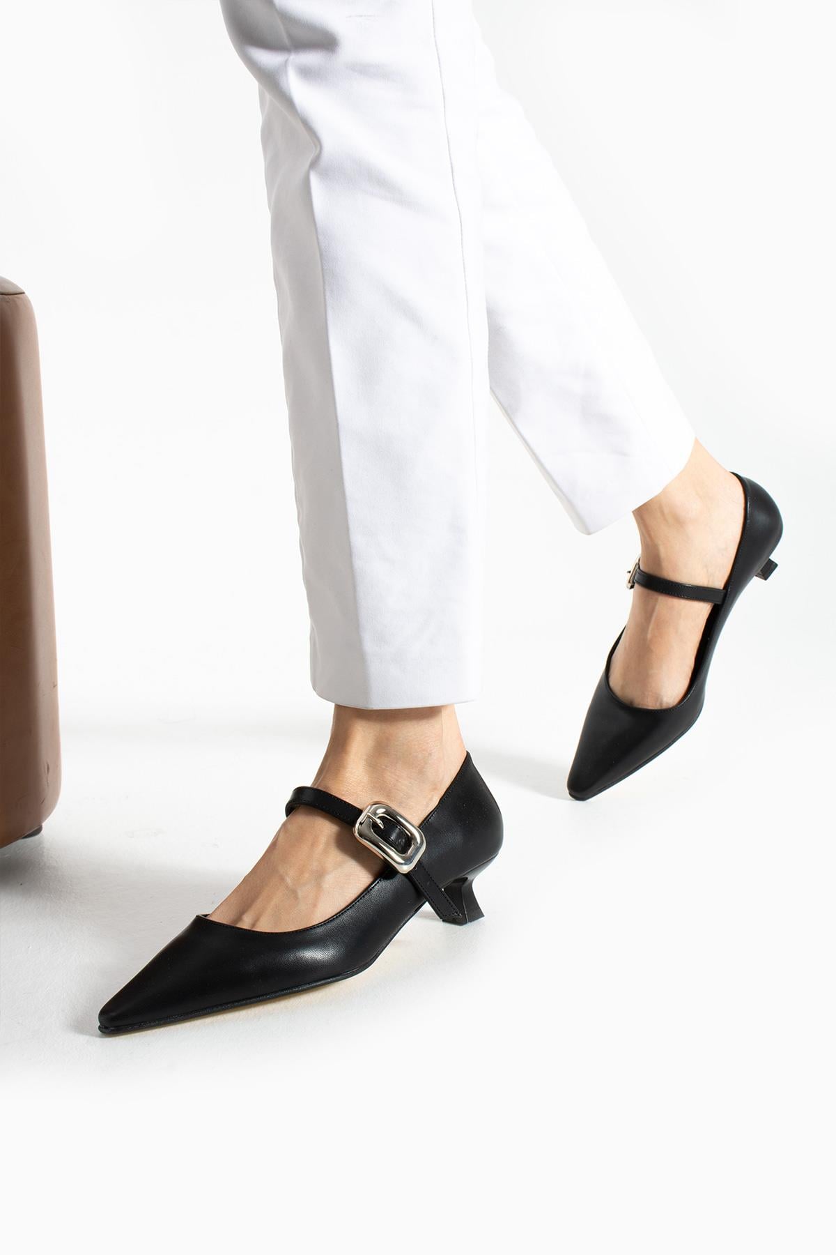 Fındık Topuk Toka Tasarmlı Stiletto
