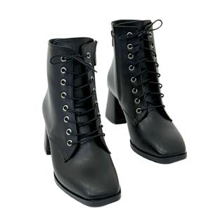 Kalın Topuklu Bağçıklı Bot