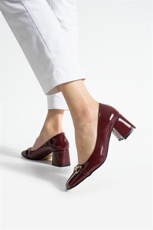 Küt Burunlu Toka Tasarımlı 6 Cm Kalın Topuklu Rugan Ayakkabı