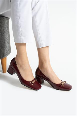 Küt Burunlu Toka Tasarımlı 6 Cm Kalın Topuklu Rugan Ayakkabı