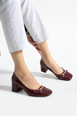 Küt Burunlu Toka Tasarımlı 6 Cm Kalın Topuklu Rugan Ayakkabı