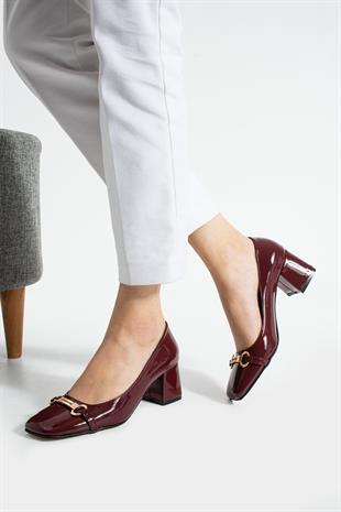 Küt Burunlu Toka Tasarımlı 6 Cm Kalın Topuklu Rugan Ayakkabı