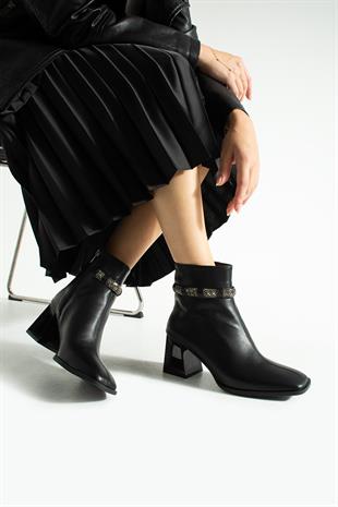 Taş Detaylı Tasarım Kalın Topuklu Bot