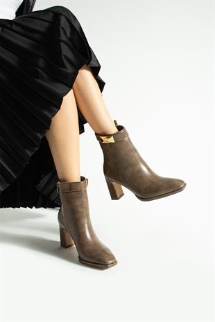 Toka Tasarımlı 8 Cm Topuklu Bot