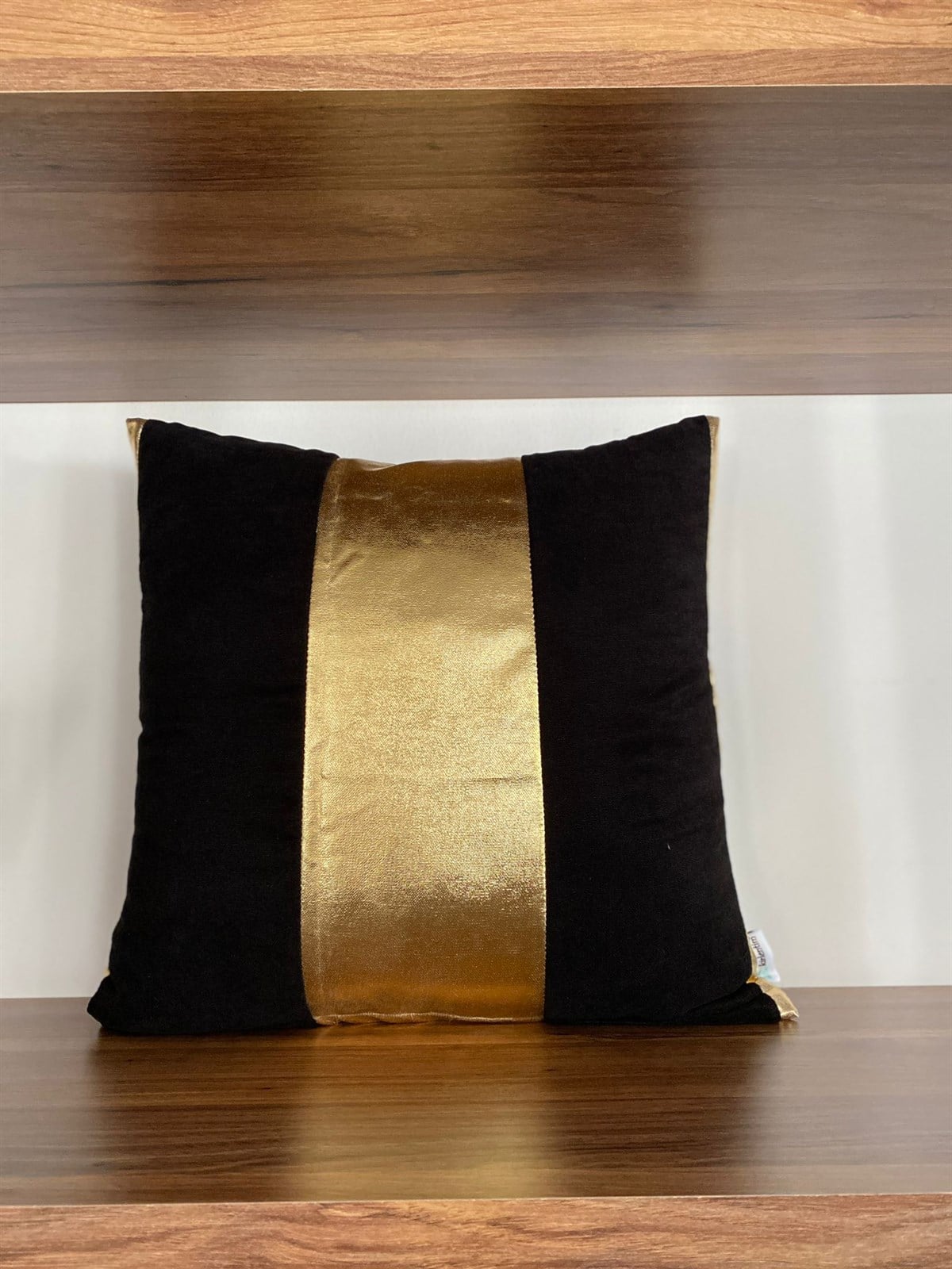ORTASI VE KENARLARI GOLD VARAK BASKILI 
