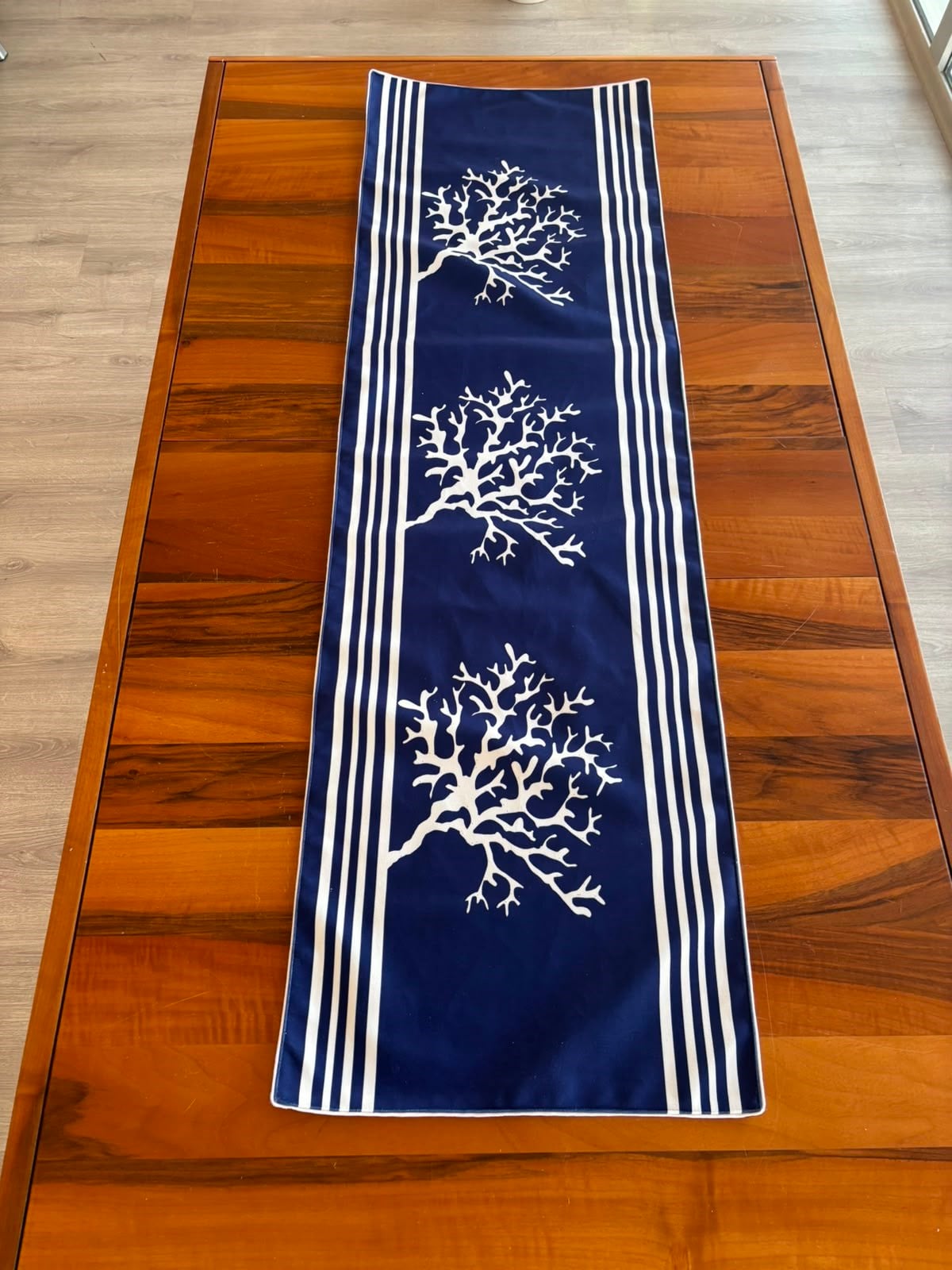 E143 LACİVERT ZEMİN BEYAZ ÇİZGİ VE MERCAN DESENLİ RUNNER