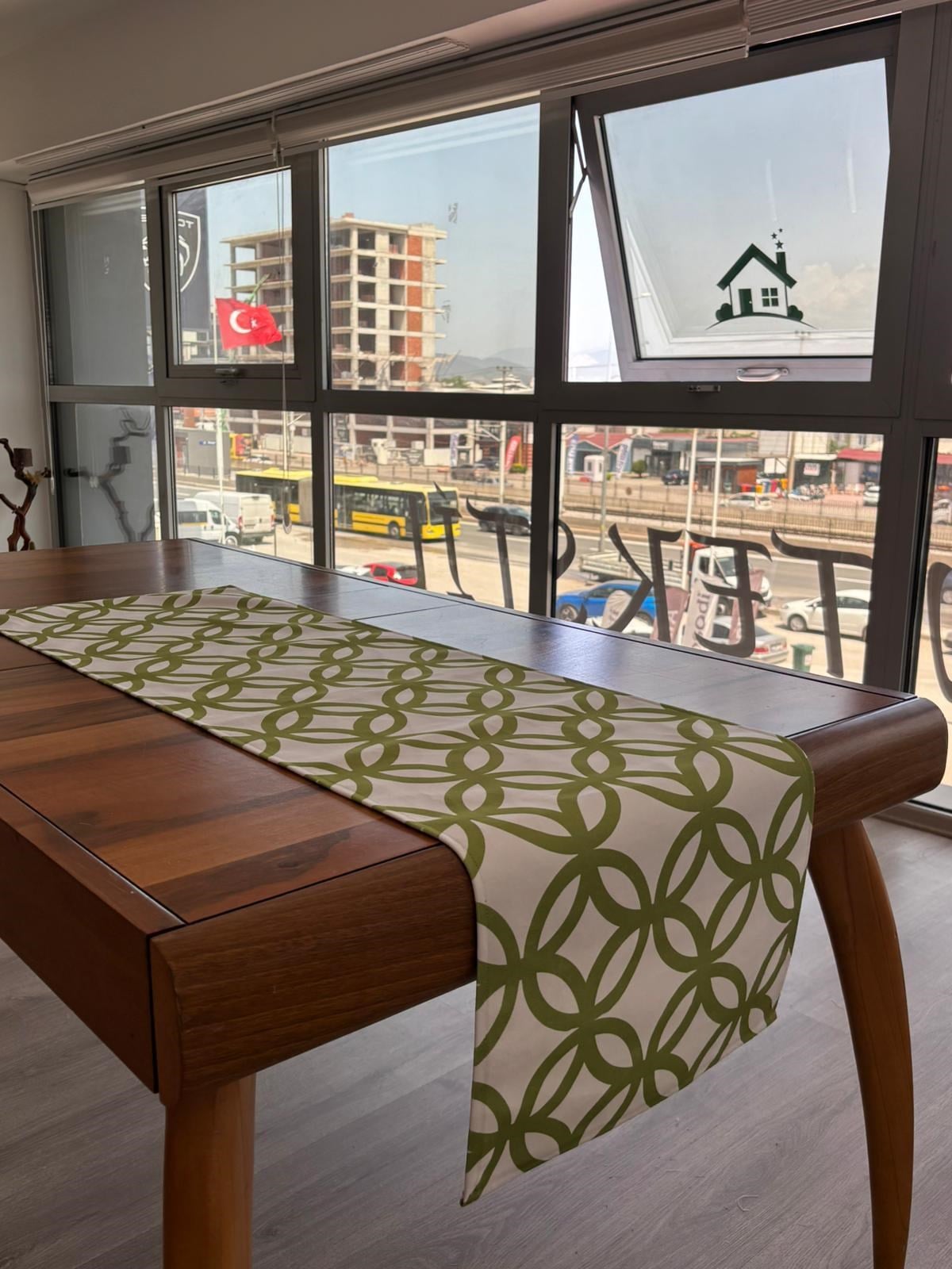 E402 BEYAZ ZEMİN FISTIK YEŞİLİ GEOMETRİK DESENLİ RUNNER