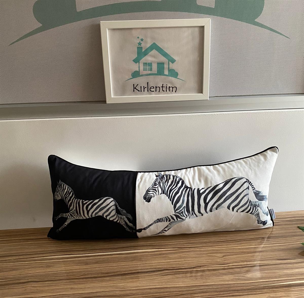 E712-8030 SİYAH BEYAZ ZEMİN KOŞAN ZEBRA