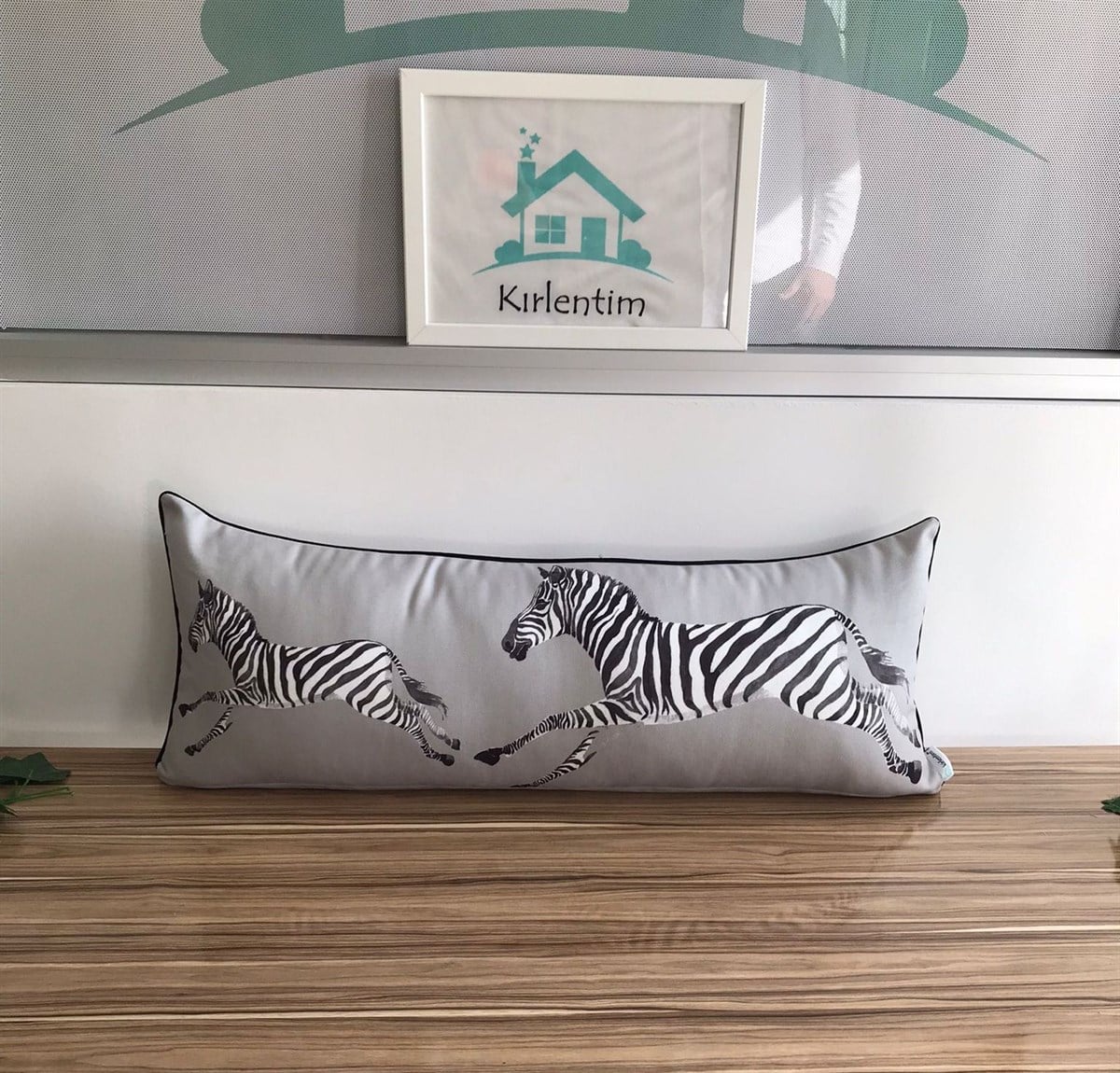 E712 GRİ ZEMİN KOŞAN ZEBRA 3080