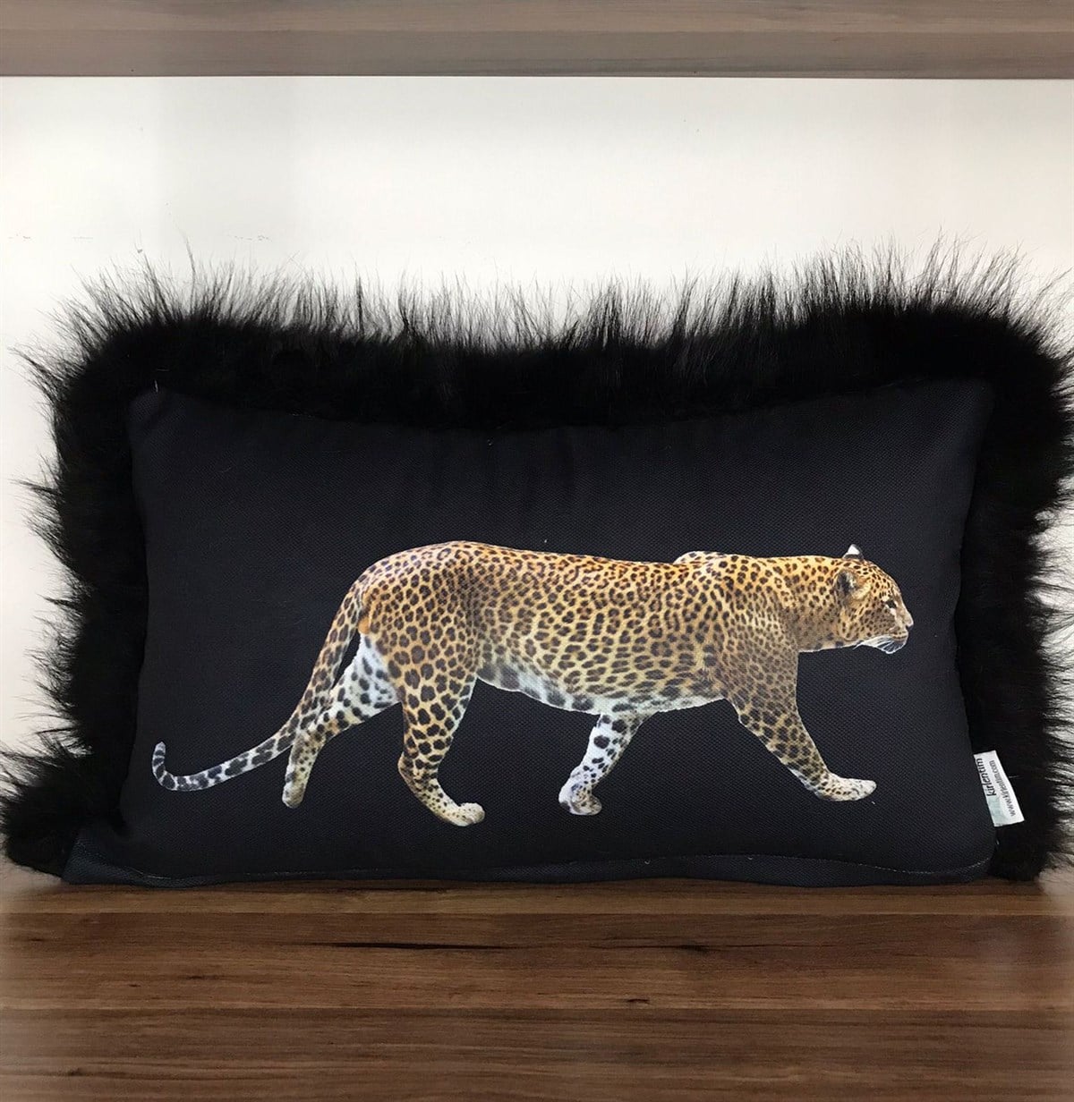 E812-3050 KENARLARI SİYAH PELUŞLU SİYAH ZEMİN YÜRÜYEN LEOPAR