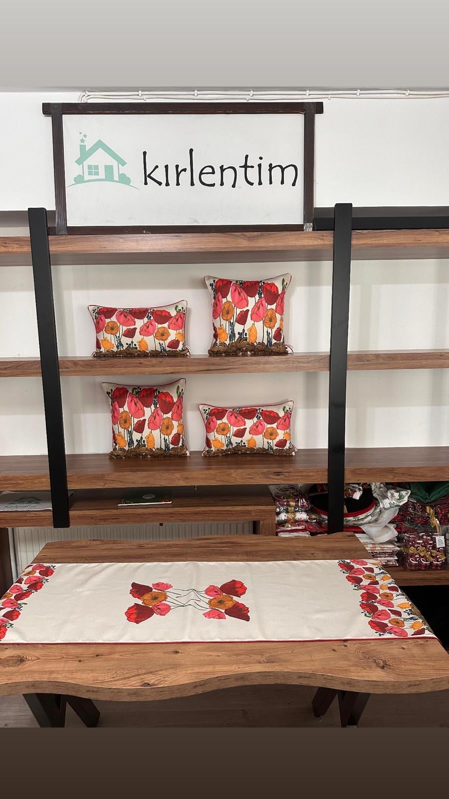 H1018 BEYAZ ZEMİN GELİNCİK DESENLİ 4+1 KOMBİN