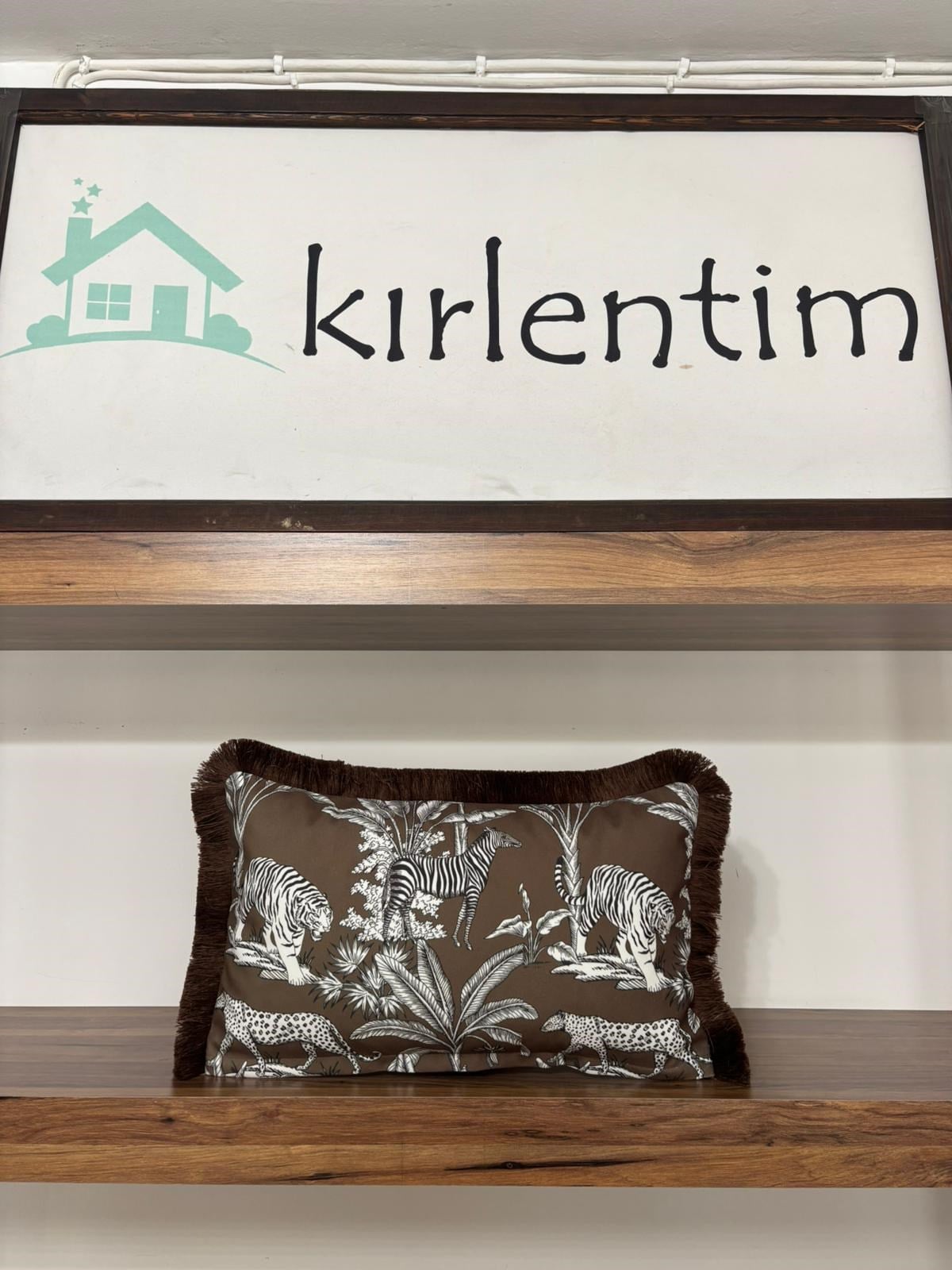 H1219 KAHVERENGİ ZEMİN TROPİKAL DESENLİ PÜSKÜLLÜ 30*50 KIRLENT
