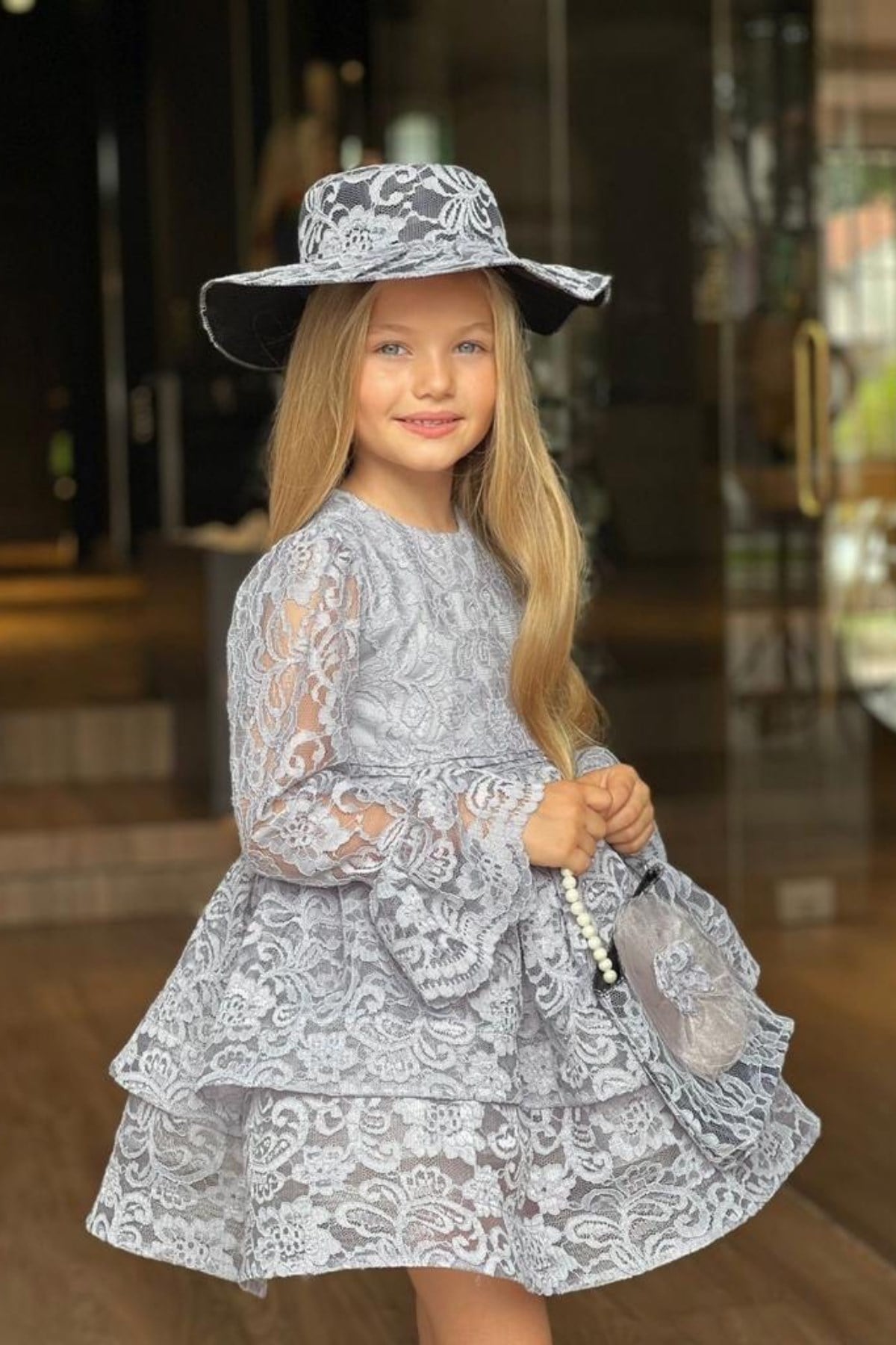 Şapka ve Çanta Detay Uzun Kol Güpür Abiye Elbise Gri