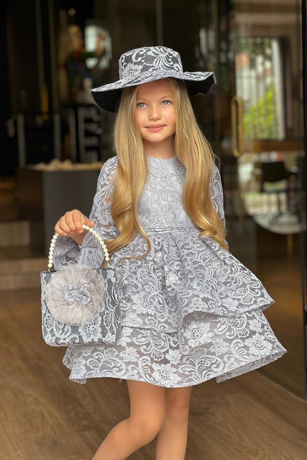 Şapka ve Çanta Detay Uzun Kol Güpür Abiye Elbise Gri