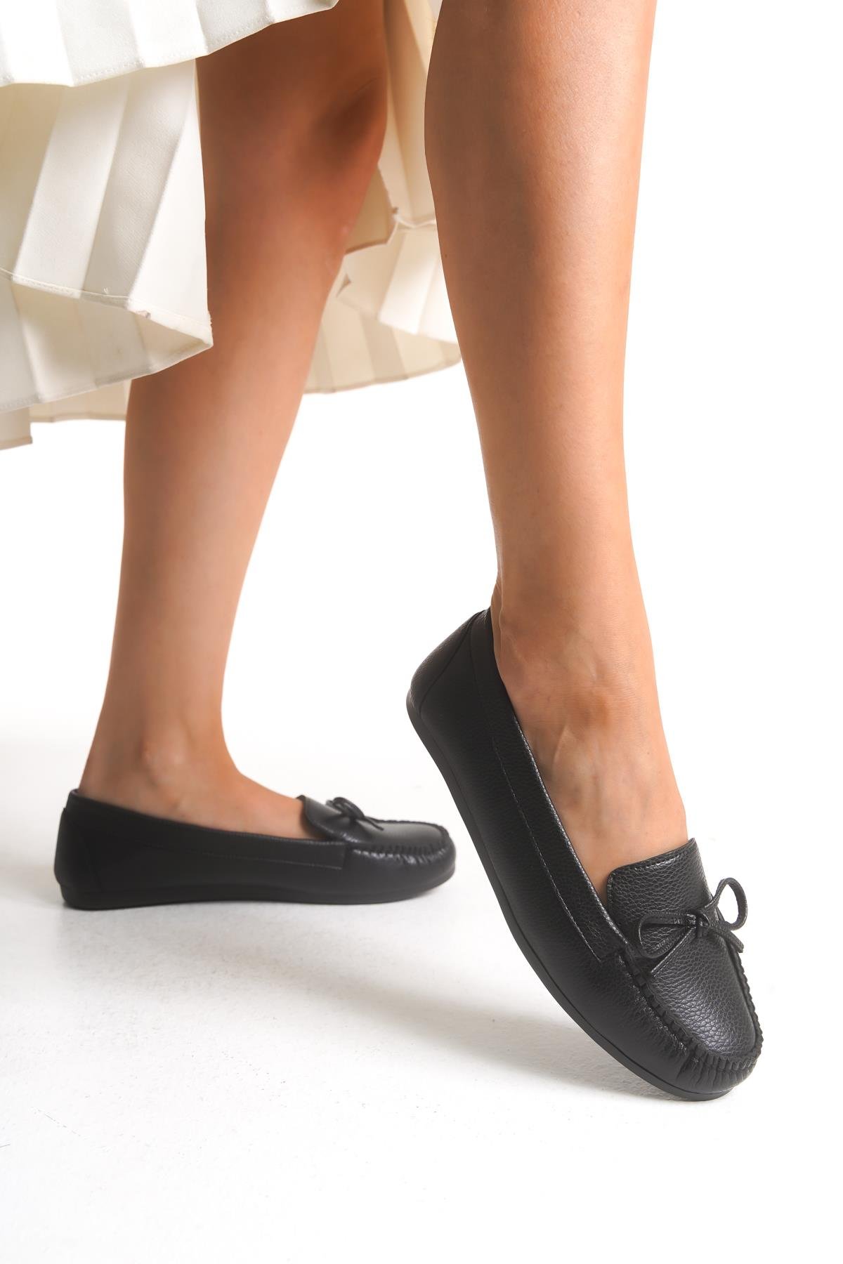 Kadın Babet Siyah Deri Fiyonk Aksesuarlı Sera Rahat Ortopedik Tabanlı Hafif Günlük Ayakkabı