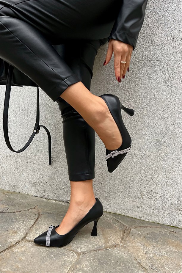 Banvi Siyah Deri Taşlı Kadın Stiletto Ayakkabı