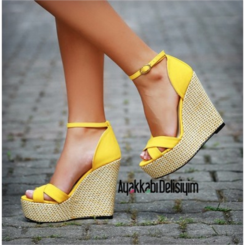 Sarı Çapraz Bantlı Dolgu Topuk Ayakkabı