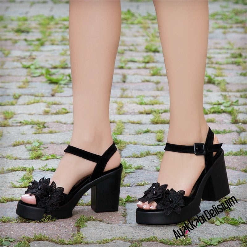 Herpis Siyah Dantel Çiçekli Kalın Topuklu Sandalet