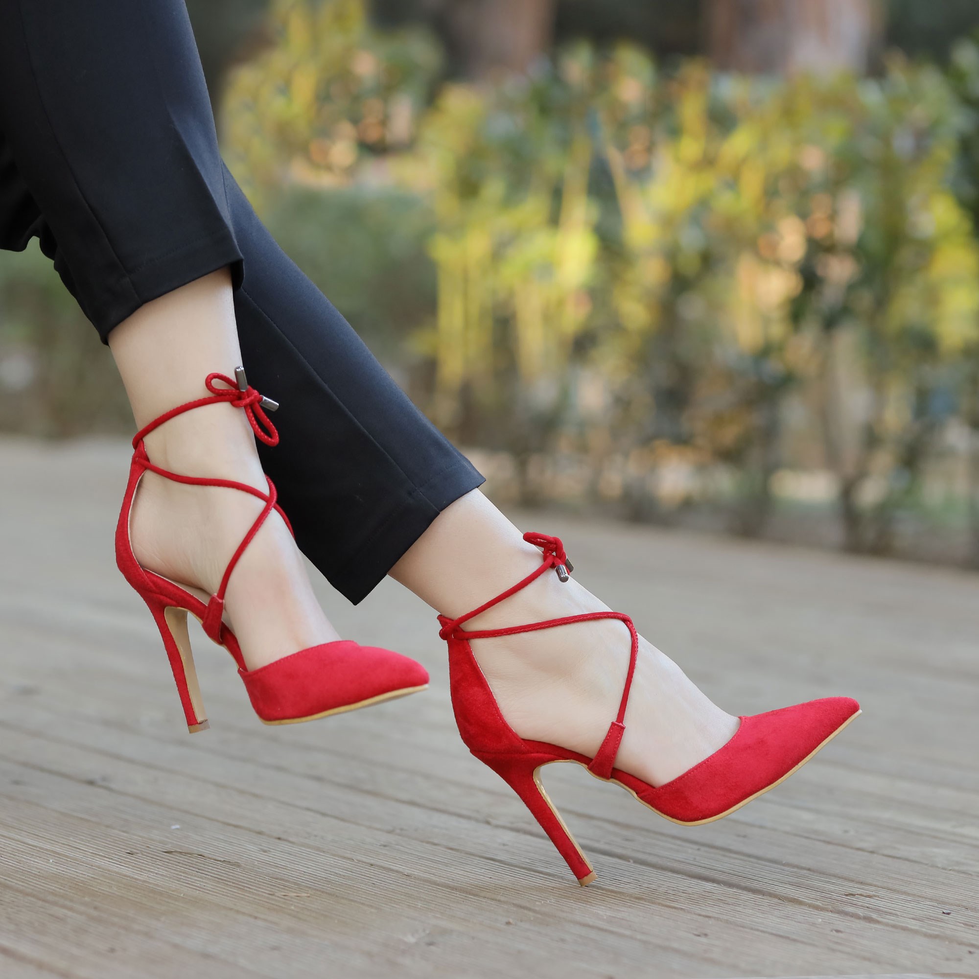 Agila Süet Kırmızı Bilekten Bağlı Topuklu Ayakkabı