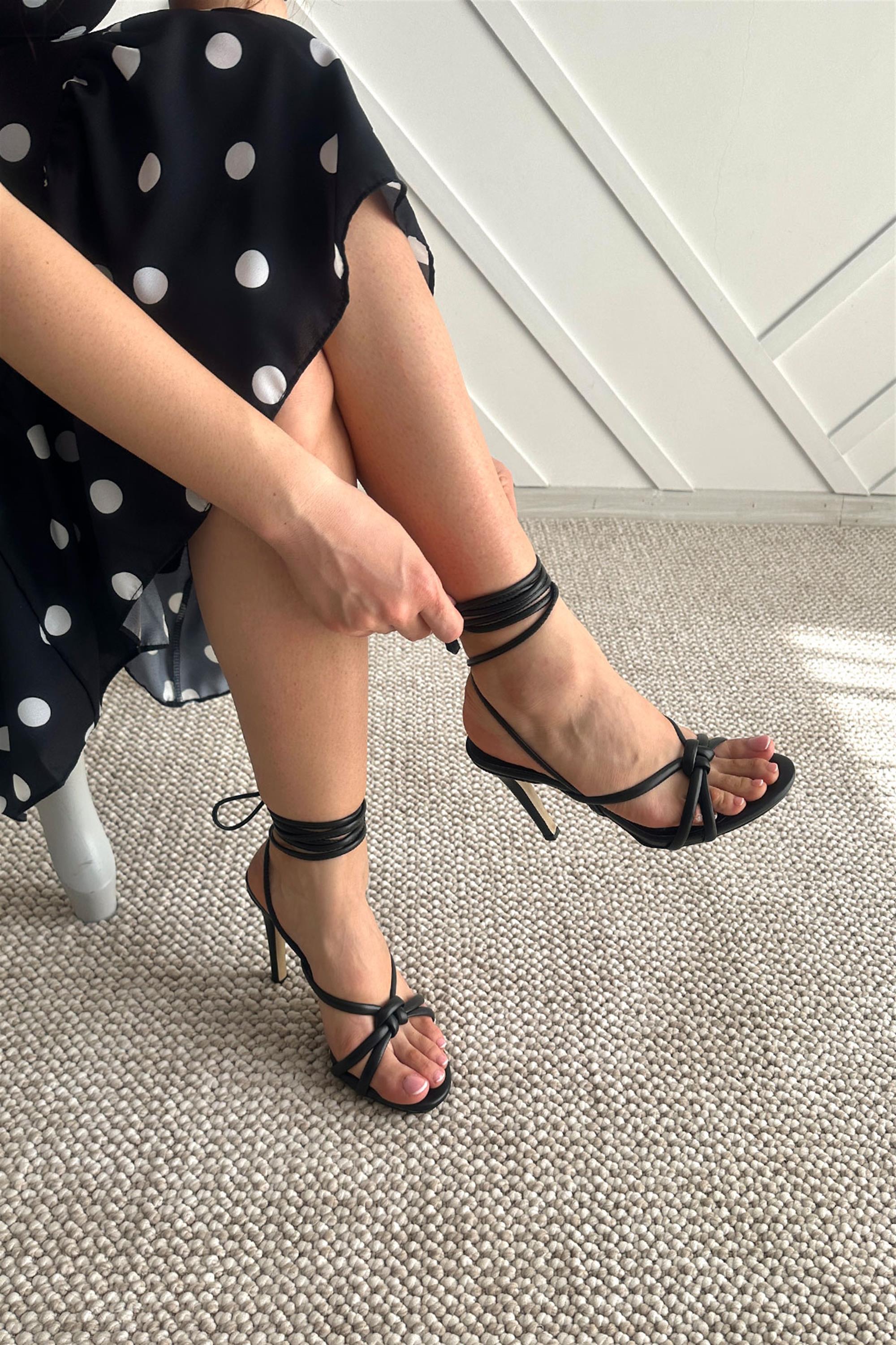 Agina Siyah Deri İpli Bağlamalı Kadın Topuklu Sandalet Ayakkabı